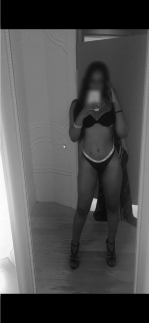 Ysalie live escort in Maumelle AR